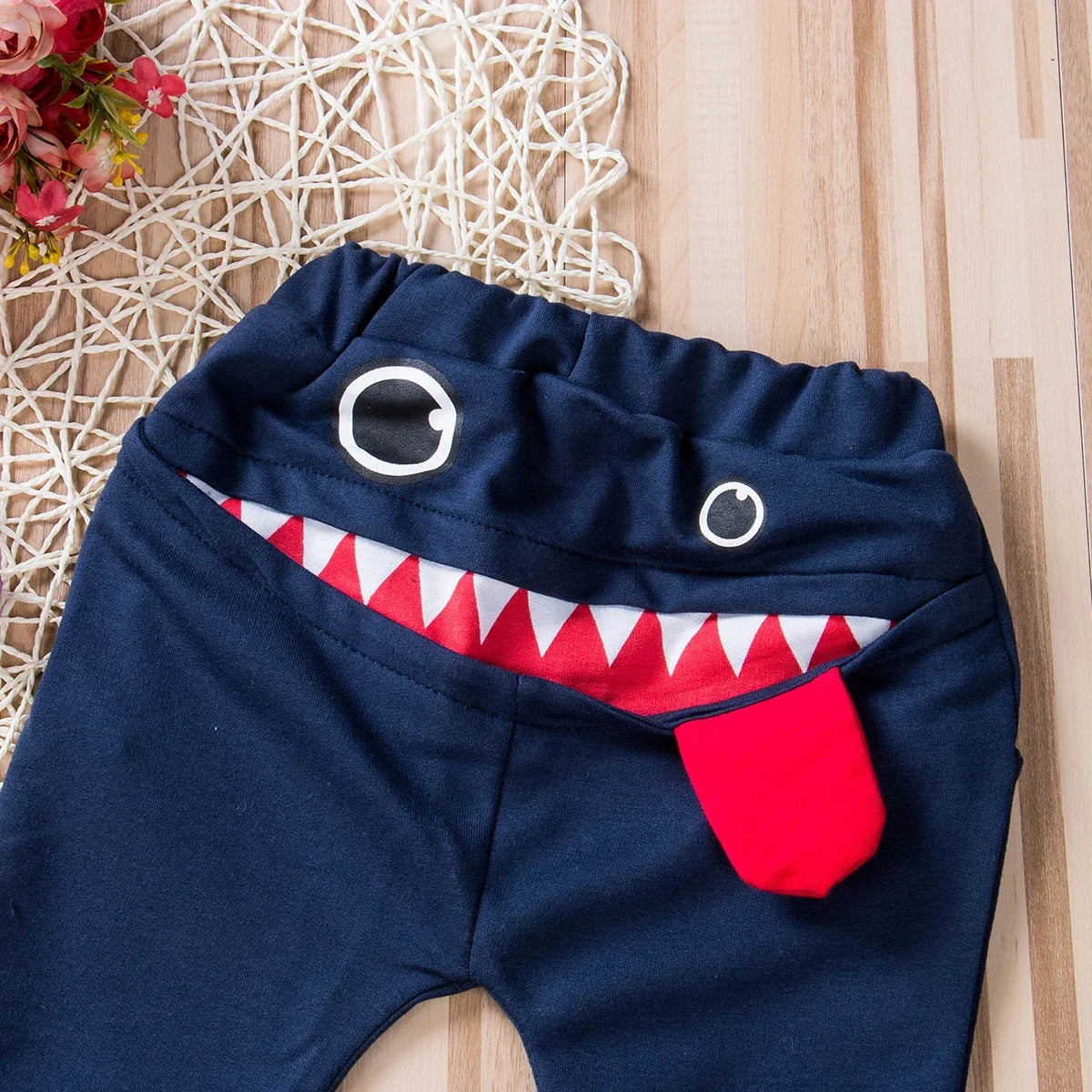 Calça estilosa com monstrinho estampado atrás