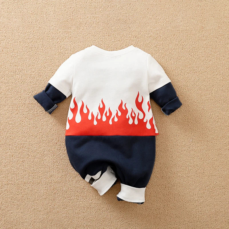 Macacão estiloso desenho de fogo com camisa costurada