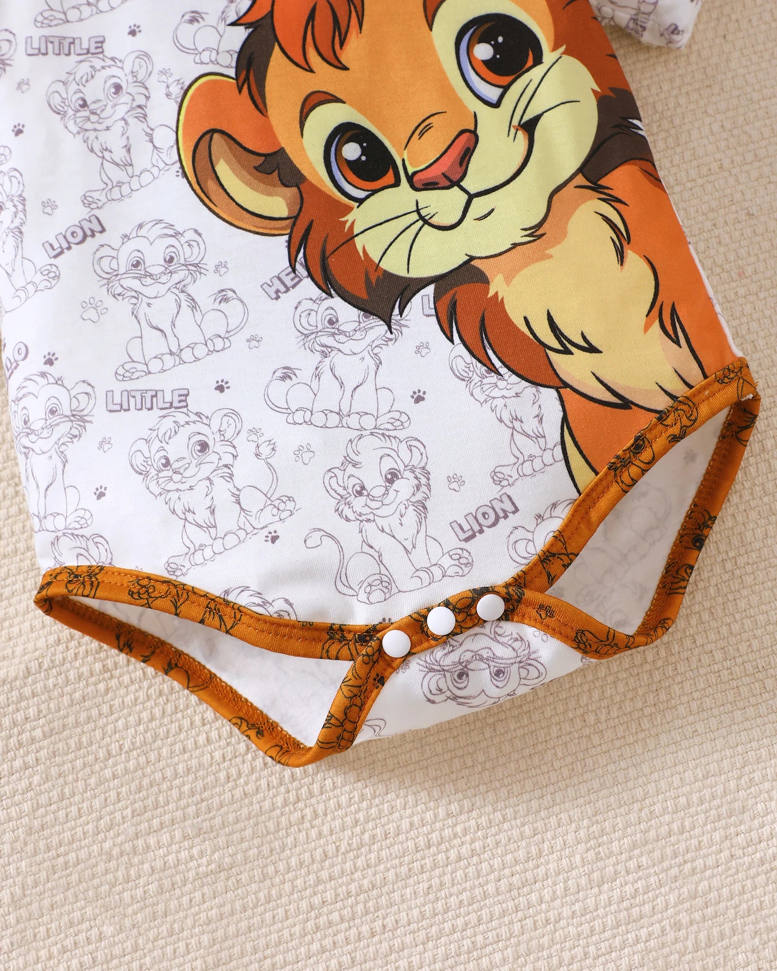 Conjunto Rei Leão Body + Shorts + Touca