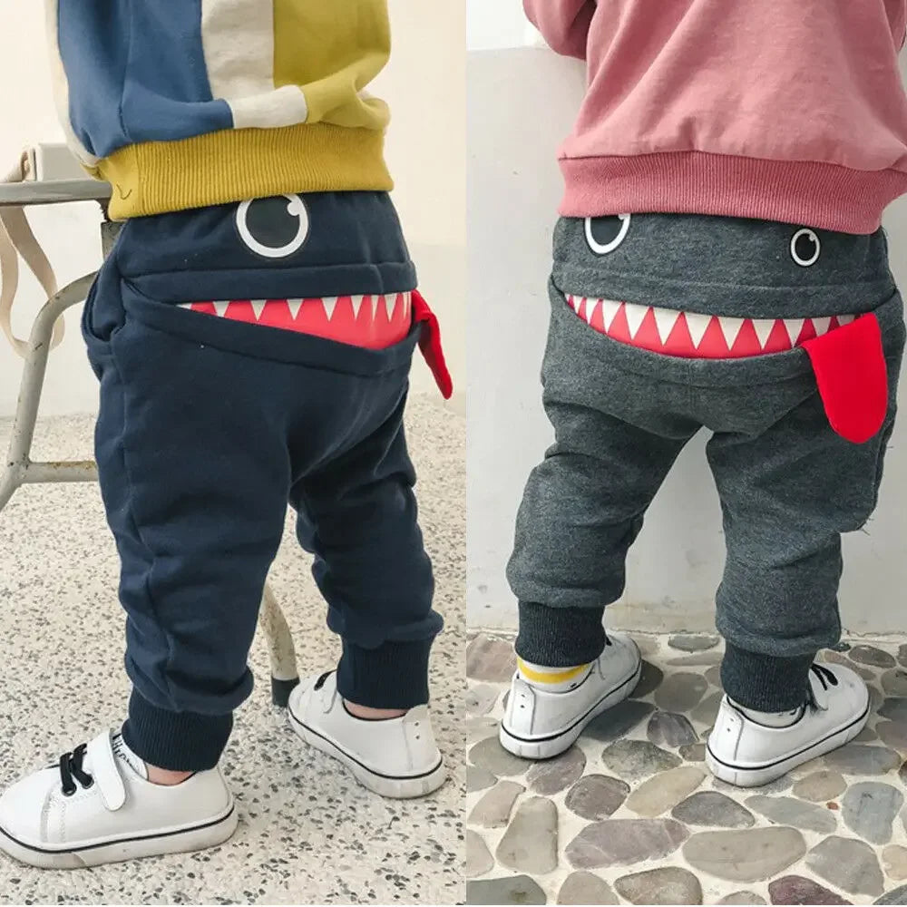 Calça estilosa com monstrinho estampado atrás