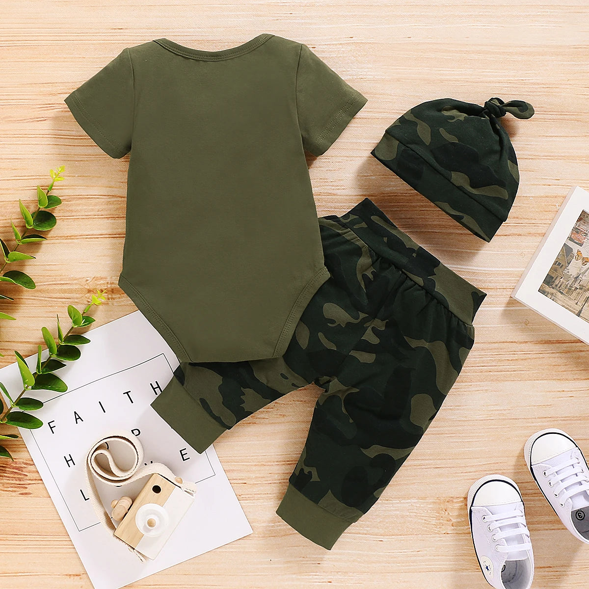 Conjunto militar bebê da mamãe com Gorro