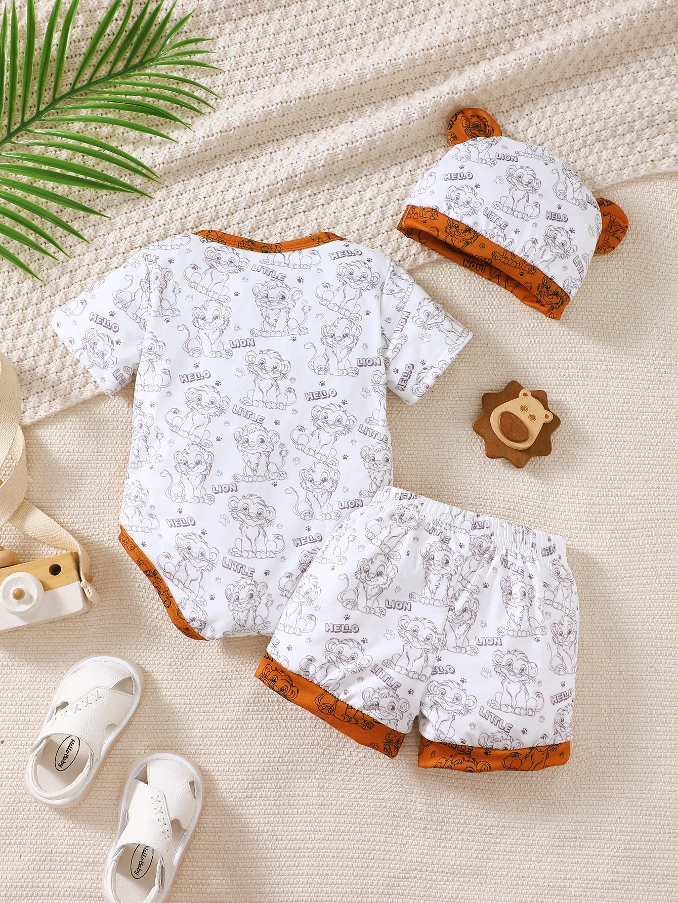 Conjunto Rei Leão Body + Shorts + Touca