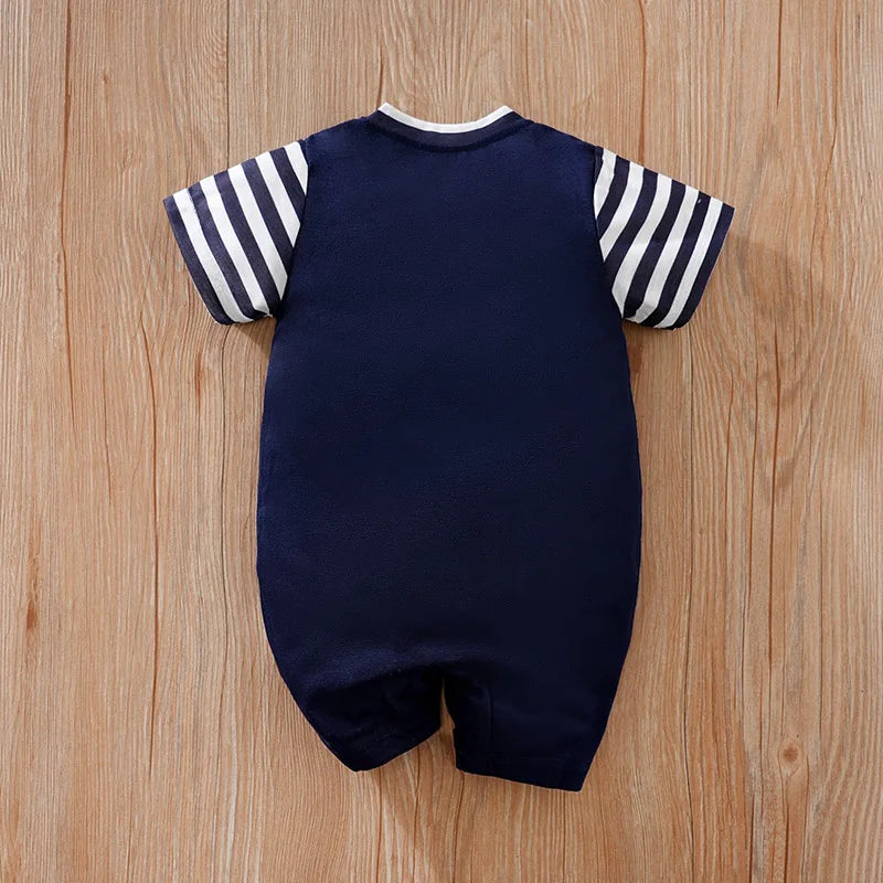 Macacão infantil casual com letra bordada