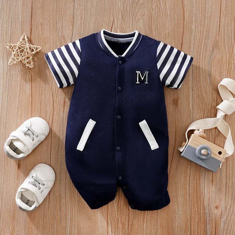 Macacão infantil casual com letra bordada