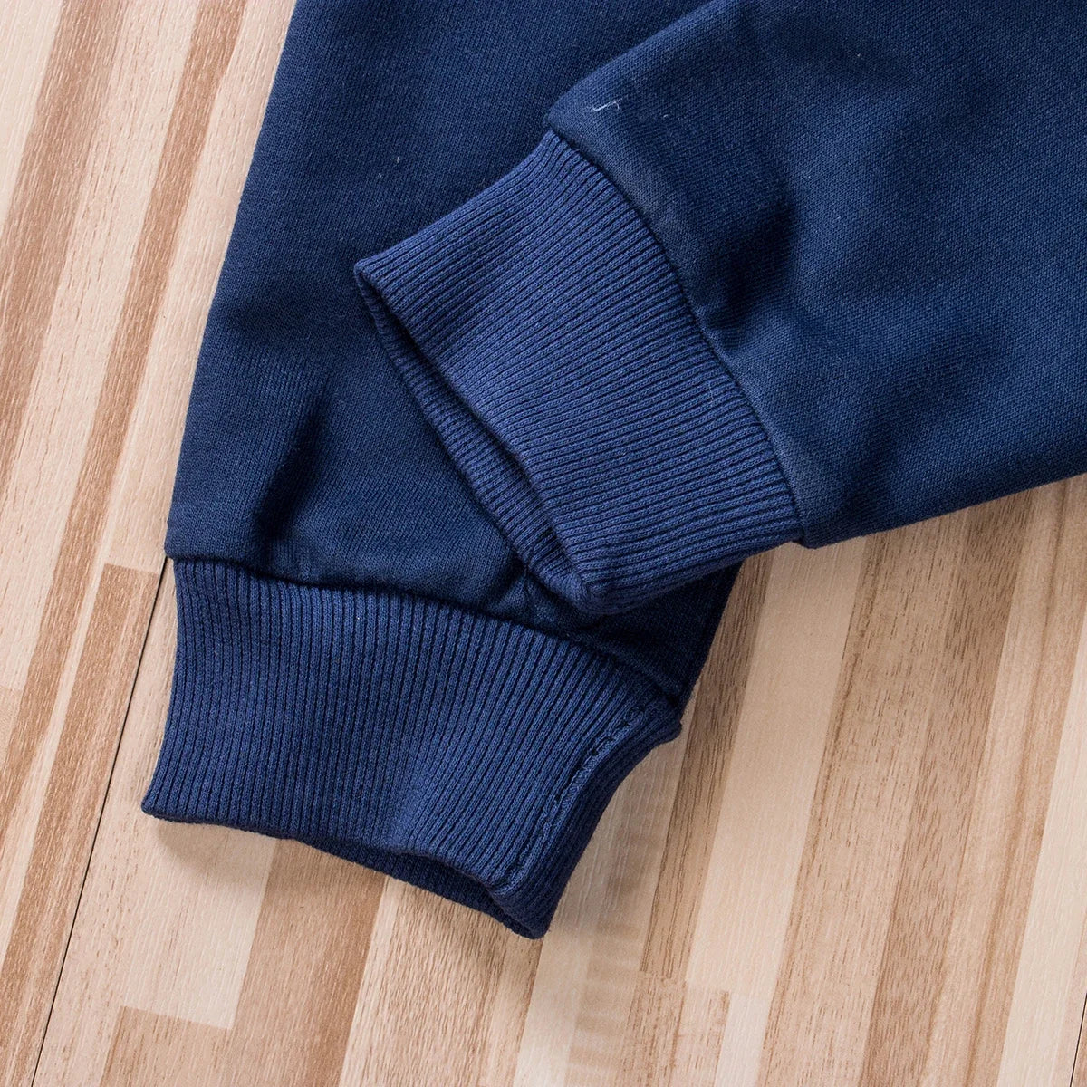 Calça estilosa com monstrinho estampado atrás